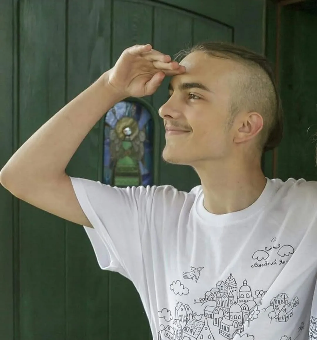 Данило дивиться вдалечінь біля зелених дверей