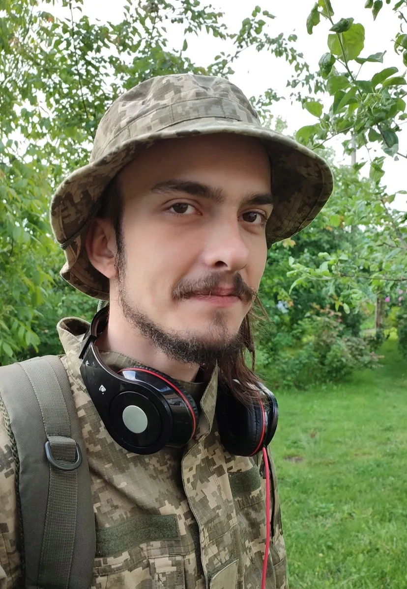 Данило у військовій формі з навушниками