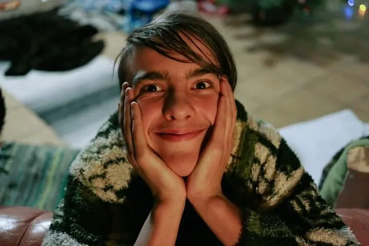 Усміхнений Данило дивиться в камеру